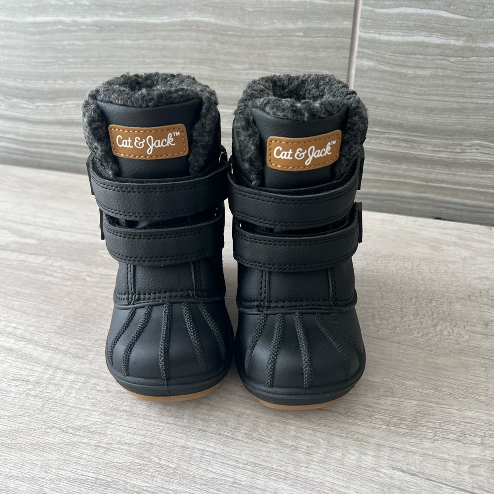 Cat and jack toddler snow boots Sz 5
